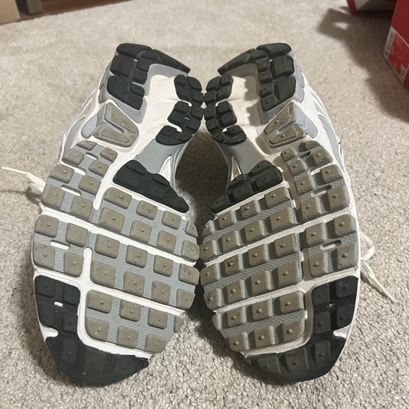 Nike Zoom Vomero 5 Silver and Black Sneakers - Picture 4 of 4